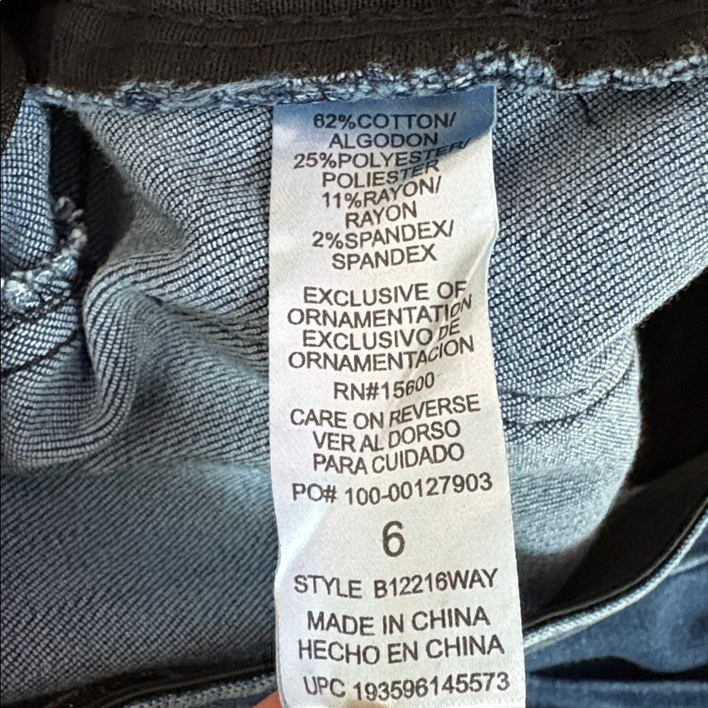 Democracy NWT Absolution Itty Bitty Boot Jeans Size 6 - Picture 14 of 14